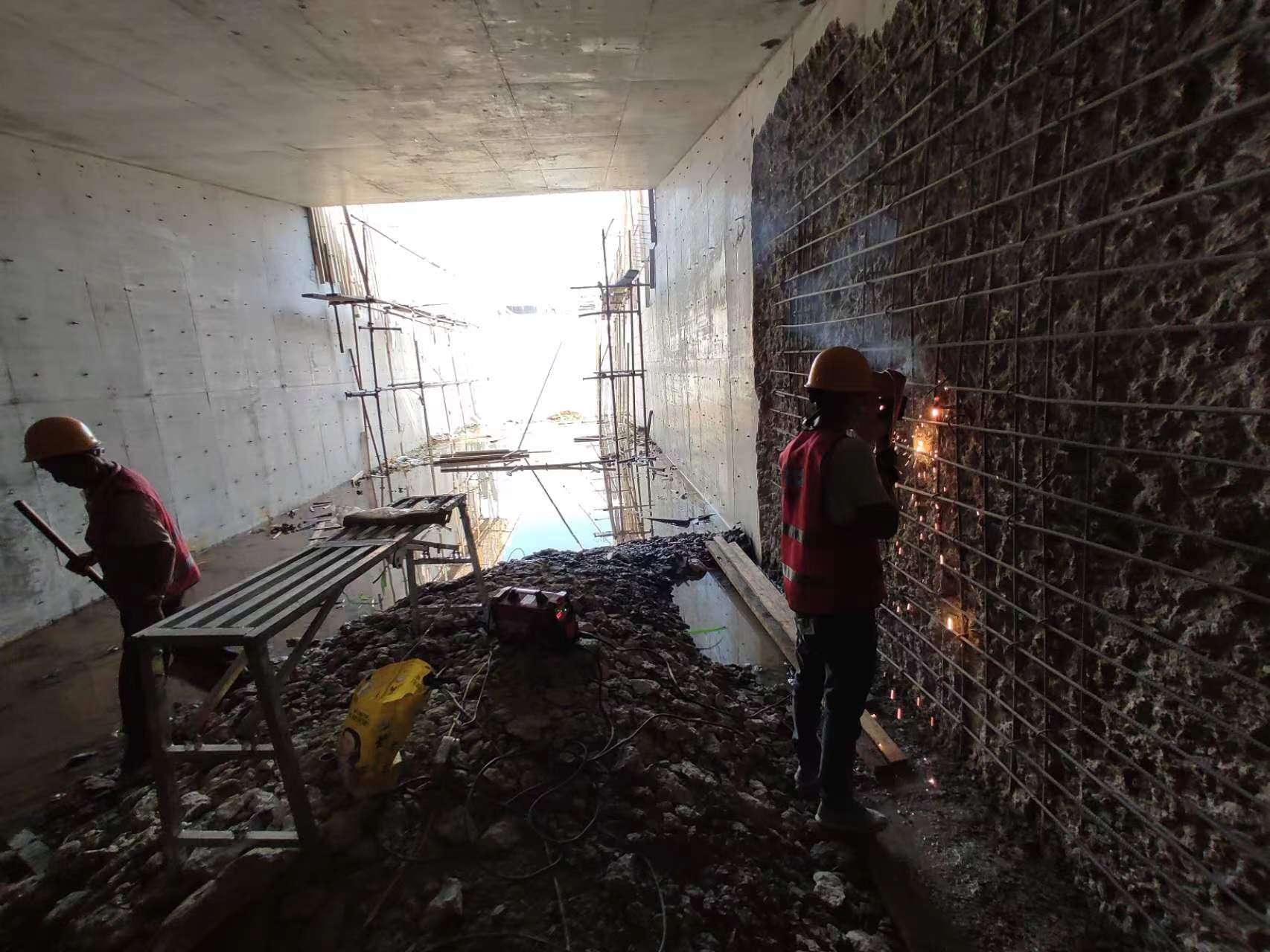 南川挖断承重墙导致楼体开裂，加固施工方案出炉